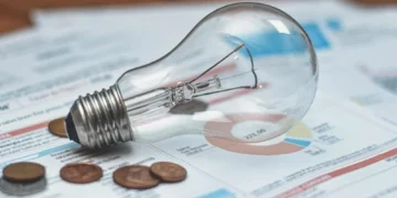 Aneel mantém cobrança extra na conta de luz para novembro