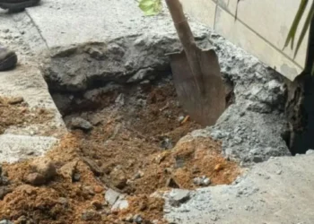 Homem é levado à delegacia após denúncia de ligação clandestina de água ser confirmada, em Brusque