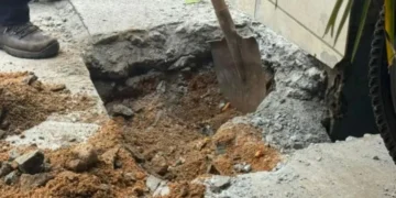 Homem é levado à delegacia após denúncia de ligação clandestina de água ser confirmada, em Brusque