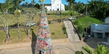 Rodeio celebra inauguração da árvore natalina gigante feita em crochê