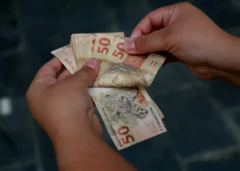 Salário mínimo foi reajustado para R$ 1.621 e novo valor passa a valer em 2026