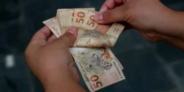 Salário mínimo foi reajustado para R$ 1.621 e novo valor passa a valer em 2026