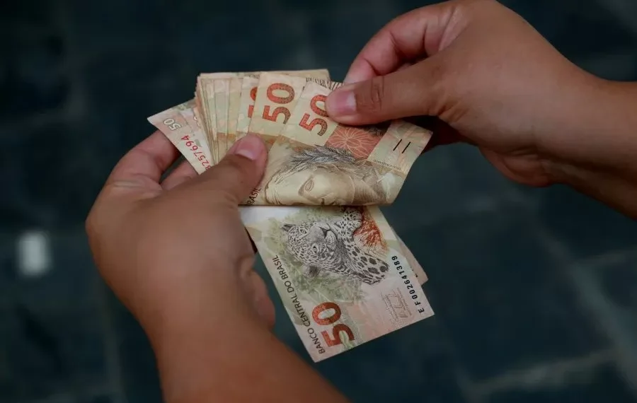 Salário mínimo foi reajustado para R$ 1.621 e novo valor passa a valer em 2026