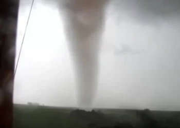 Tornado atinge cidades do Paraguai, provoca destelhamentos, derruba árvores e causa danos à rede elétrica