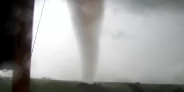 Tornado atinge cidades do Paraguai, provoca destelhamentos, derruba árvores e causa danos à rede elétrica