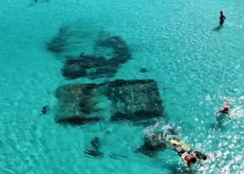 Praia Grande, Arraial do Cabo, atrai mergulhadores para naufrágio em águas transparentes
