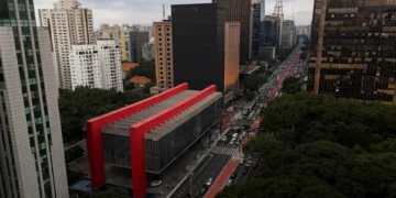 Confiança de serviços avança pelo segundo mês seguido em dezembro