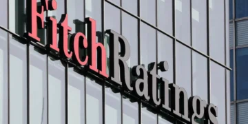 Fitch eleva projeção para PIB global e dos EUA, citando aumento de investimento em IA