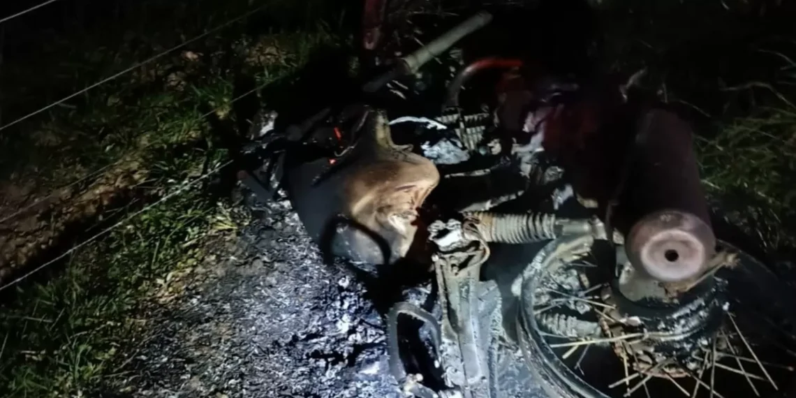 Moto bate em caminhão parado durante manutenção elétrica e dois jovens morrem em SC