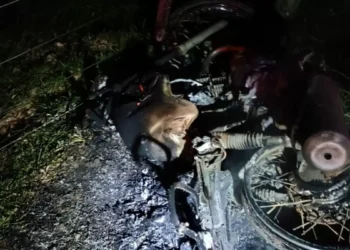 Moto bate em caminhão parado durante manutenção elétrica e dois jovens morrem em SC