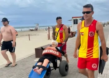 Aos 96 anos, idosa conhece o mar pela primeira vez em praia de SC