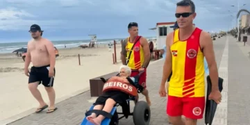 Aos 96 anos, idosa conhece o mar pela primeira vez em praia de SC