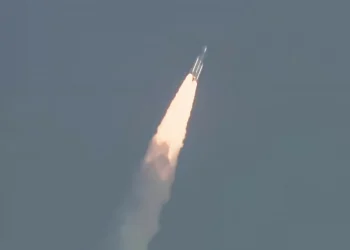 Agência espacial da Índia lança o satélite mais pesado do país 