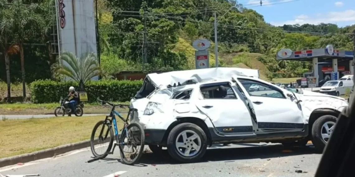 Carro despenca de viaduto da BR-470 em Blumenau e motorista sofre ferimento na cabeça