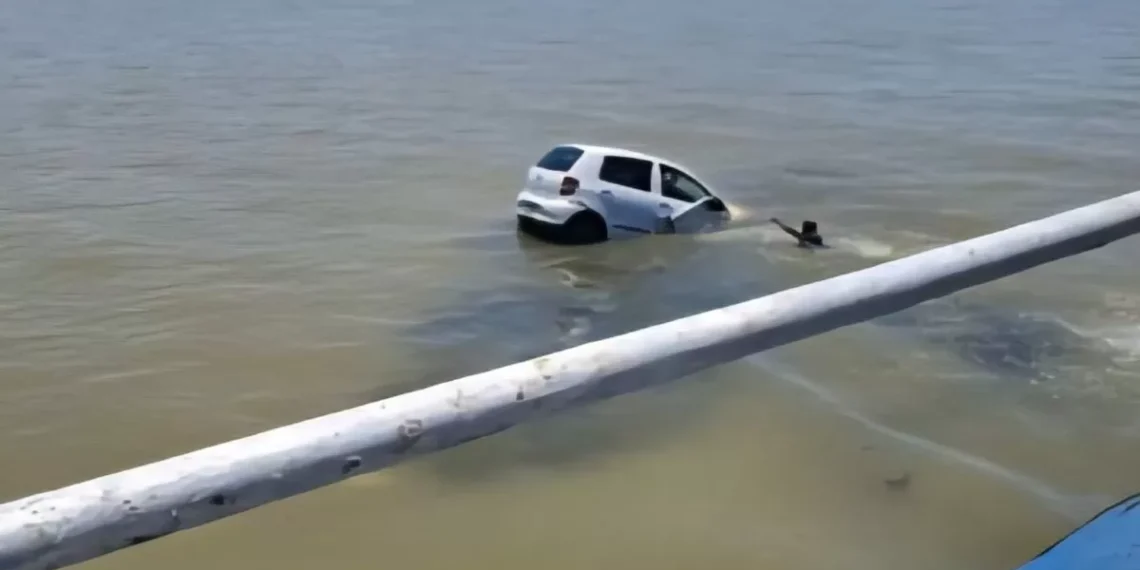 Em Itajaí, carro é jogado no rio por caminhão e motorista escapa da morte após ser salva por dois homens