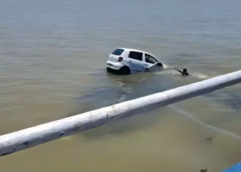 Em Itajaí, carro é jogado no rio por caminhão e motorista escapa da morte após ser salva por dois homens