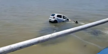 Em Itajaí, carro é jogado no rio por caminhão e motorista escapa da morte após ser salva por dois homens