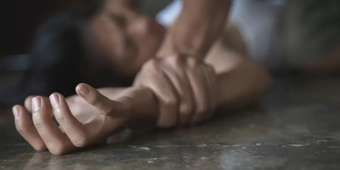 Mulher é sequestrada, estuprada e abandonada nua em rua de SC