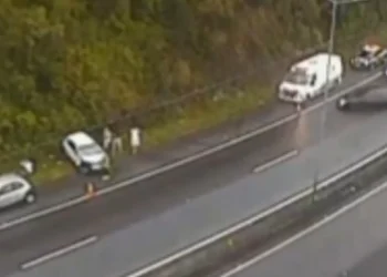 Motorista perde controle de veículo na BR-101, em SC, e atropela policiais e motoristas durante atendimento a acidente