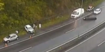 Motorista perde controle de veículo na BR-101, em SC, e atropela policiais e motoristas durante atendimento a acidente