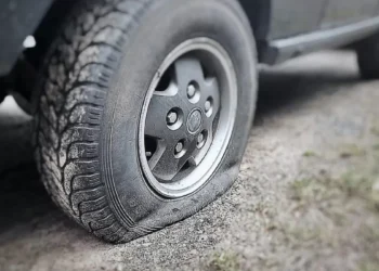 Clima de Natal: mulher fura os pneus do carro do marido após ele negar levá-la ao mercado em Blumenau