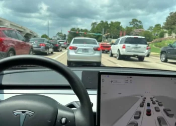 Motoristas da Tesla agora podem mandar mensagem durante “piloto automático”