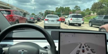 Motoristas da Tesla agora podem mandar mensagem durante “piloto automático”