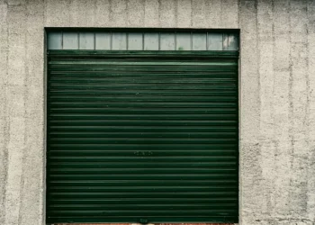 5 benefícios da porta seccionada para ambientes comerciais e industriais