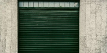 5 benefícios da porta seccionada para ambientes comerciais e industriais