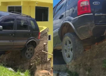 Carro fica pendurado após colisão e acidente causa lentidão na BR-470, em Indaial