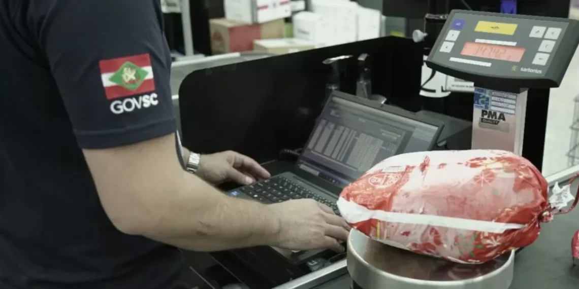 Operação em SC identifica irregularidades em produtos natalinos e retira itens fora das normas do mercado