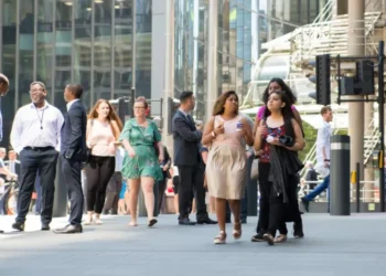 Diretores negros seguem ganhando muito menos: estudo do IBGE aponta disparidade salarial em altos cargos