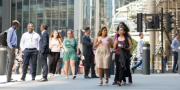 Diretores negros seguem ganhando muito menos: estudo do IBGE aponta disparidade salarial em altos cargos