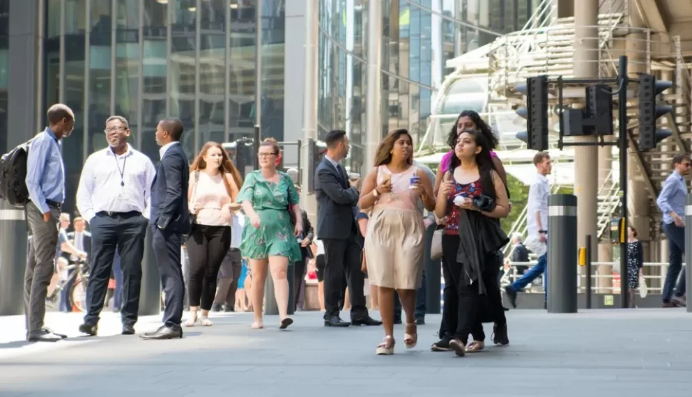 Diretores negros seguem ganhando muito menos: estudo do IBGE aponta disparidade salarial em altos cargos