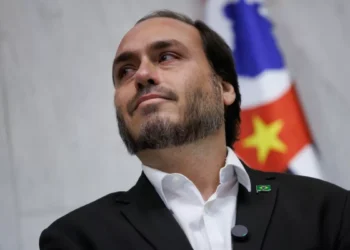 Carlos Bolsonaro anuncia renúncia à Câmara do RJ e prepara mudança para SC de olho no Senado