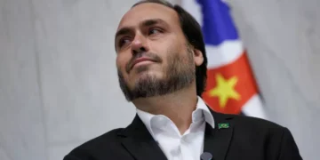 Carlos Bolsonaro anuncia renúncia à Câmara do RJ e prepara mudança para SC de olho no Senado