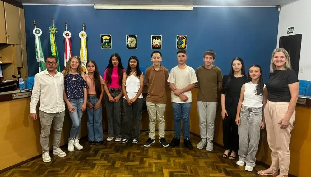 Câmara encerra mandato dos Vereadores Mirins 2025 e empossa nova legislatura para 2026 em sessão lotada