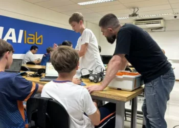 Estudantes da rede municipal de Timbó finalizam curso de mecatrônica com desafio prático