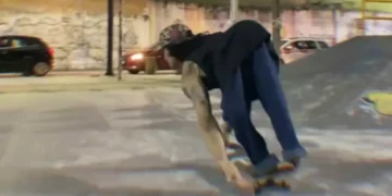 Skatista impressiona ao executar manobras usando apenas as mãos e inspira com história de superação