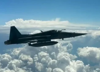 Passageira flagra aproximação de caça da FAB durante voo particular