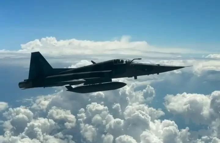 Passageira flagra aproximação de caça da FAB durante voo particular