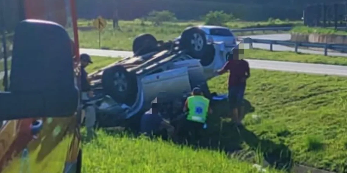 Acidente deixa jovens feridos e causa capotamento na BR-470, em Gaspar