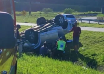 Acidente deixa jovens feridos e causa capotamento na BR-470, em Gaspar