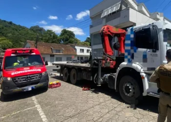 Motociclista é encontrado morto debaixo de caminhão após colisão em Ituporanga