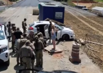 Fuga após assalto termina em colisão e prisão de dupla em Indaial