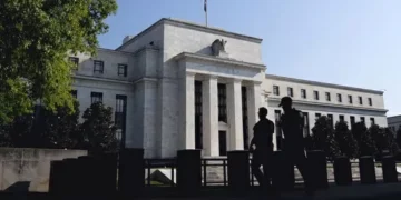 Fed reduz juros em 0,25 ponto, indica pausa e sinaliza um corte da taxa em 2026