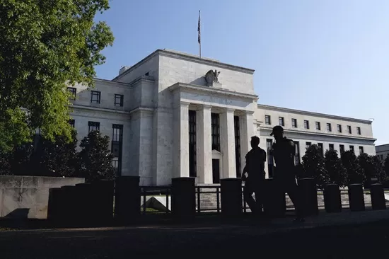 Fed reduz juros em 0,25 ponto, indica pausa e sinaliza um corte da taxa em 2026