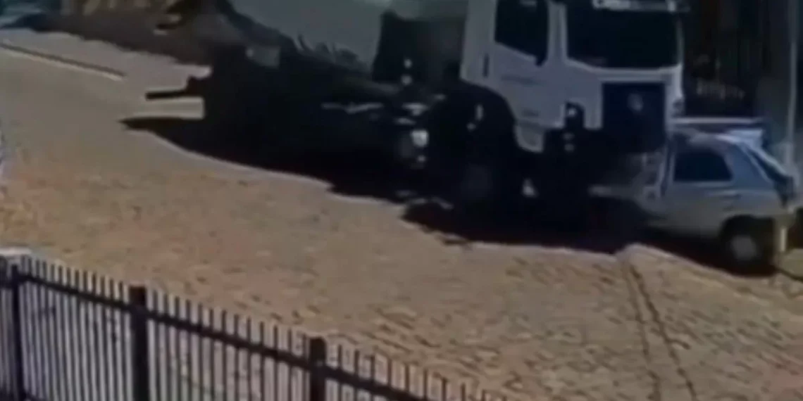 Caminhão-betoneira perde controle, esmaga carro e atinge muro de residência em Indaial