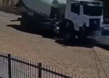 Caminhão-betoneira perde controle, esmaga carro e atinge muro de residência em Indaial