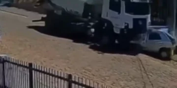 Caminhão-betoneira perde controle, esmaga carro e atinge muro de residência em Indaial